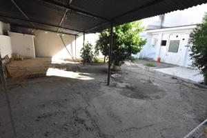 Amplia casa en Dos Hermanas con potencial de reforma y patio espacioso photo 0