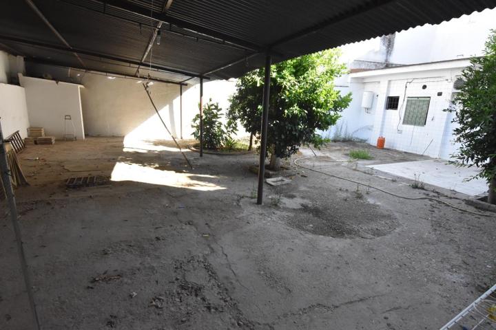Amplia casa en Dos Hermanas con potencial de reforma y patio espacioso photo 0