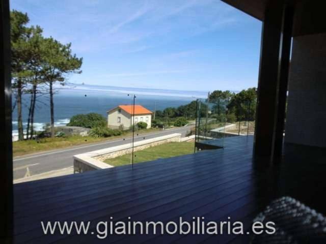 Chalet unifamiliar en venta en Oia (Santa María) photo 0