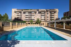 Apartamento con terraza, garaje, trastero en urbanización piscina. Residencial Sanders II. Granada. photo 0