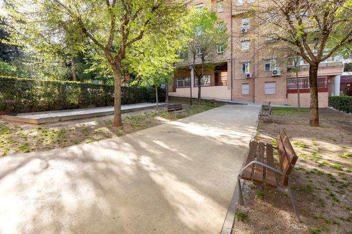🏡 ¡Tu nuevo hogar en Granada! Piso en venta en Cercado de Miraflores con garaje incluido 🚗 photo 0