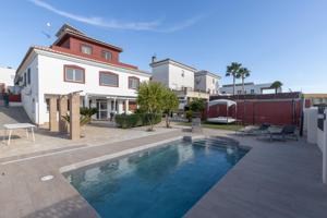 Exclusiva villa con energía solar, apartamentos turísticos y piscina privada photo 0