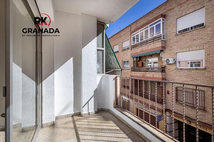 ¡Piso con mucha luz y gran potencial en calle El Guerra. Segunda planta con ascensor y terraza! photo 0
