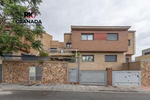 EXCLUSIVO ADOSADO EN ARMILLA: VISTAS, LUZ, DISEÑO Y CONFORT TOTAL photo 0