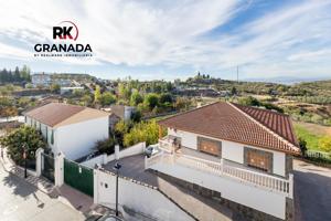 Casa en venta en el centro de Alfacar – Amplia, luminosa y muy funcional photo 0
