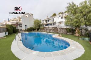 Exclusiva Casa Adosada en urbanización Los Cármenes de San Miguel: Vistas y Comodidades Inigualables en Granada photo 0