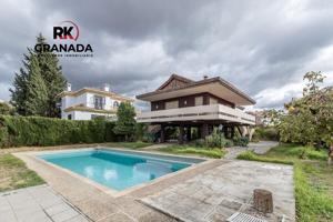 Gran casa con parcela y piscina en Cájar photo 0