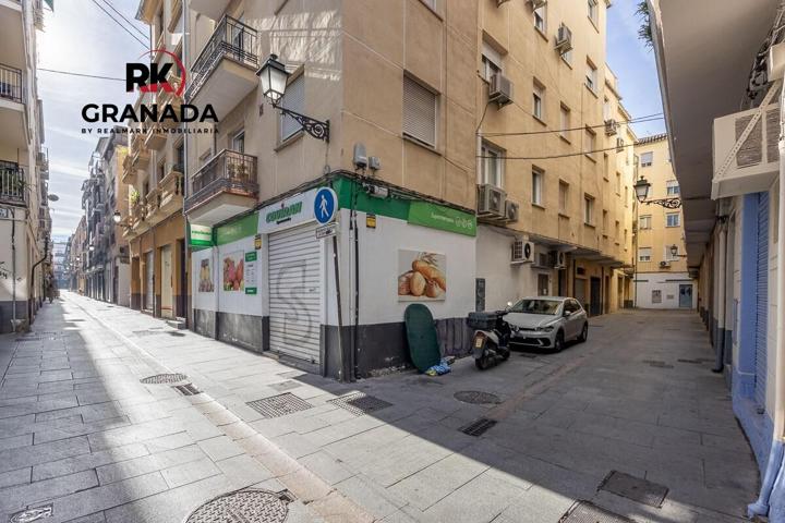 Estos dos grandes locales en pleno centro de Granada ofrecen una oportunidad única para tu negocio. photo 0