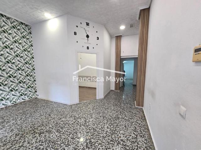 ESPECTACULAR BAJO EN CALLE REINA DE CALLE A CALLE photo 0