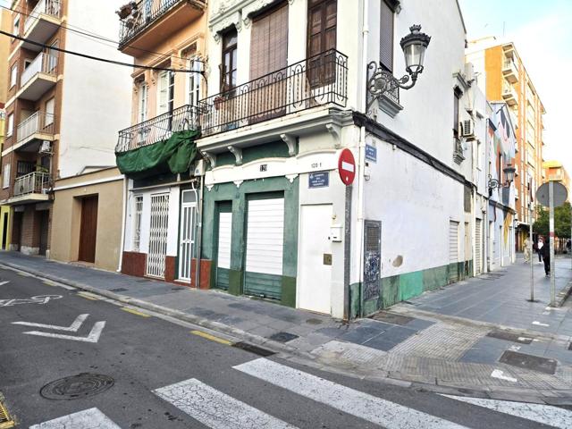 Local esquinero con gran visibilidad a 500m de la playa photo 0