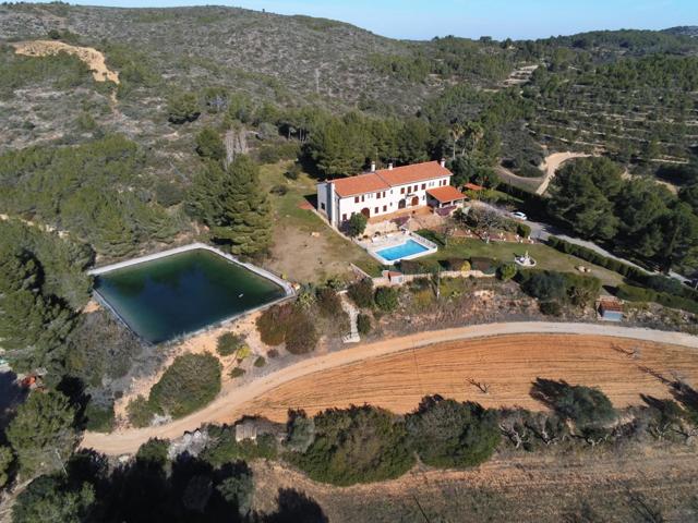 Finca ecológica destinada a caza y recreo con Masía de 1.100 M2 photo 0