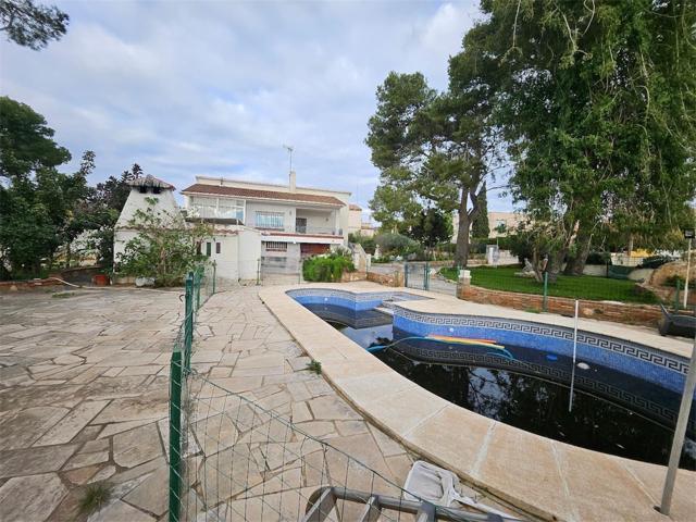 Amplia casa de 225 M2 con doble parcela de 1639 M2 y piscina privada photo 0