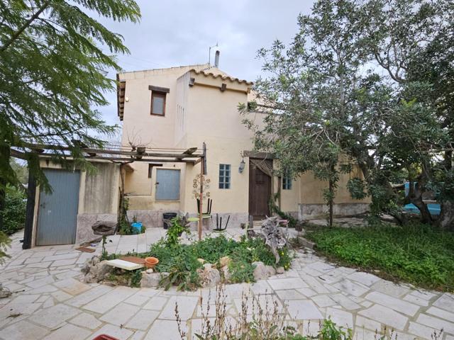 Exclusiva finca rústica de 2.877 m² con masía y piscina en El Perelló photo 0