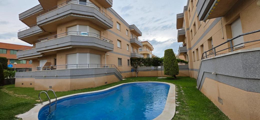 A pocos metros de la playa: apartamento con piscina y parking photo 0