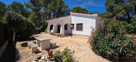 Magnífica Vivienda Unifamiliar en Zona Tranquila con Parcela Ajardinada photo 0