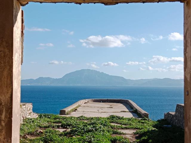 Exclusiva finca rústica frente al mar en Tarifa – 11,5 ha en paraje natural con fortines históricos photo 0