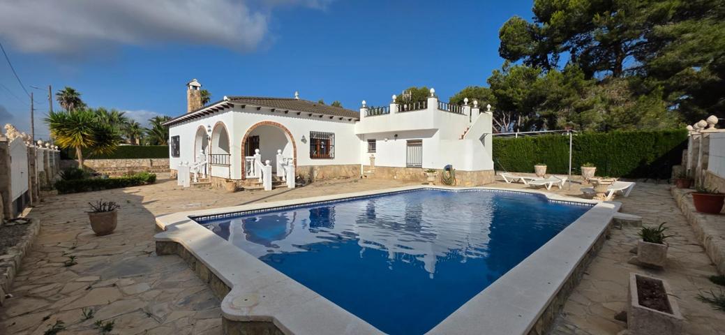 Casa Unifamiliar con Piscina y Apartamento Anexo en la Costa Dorada photo 0