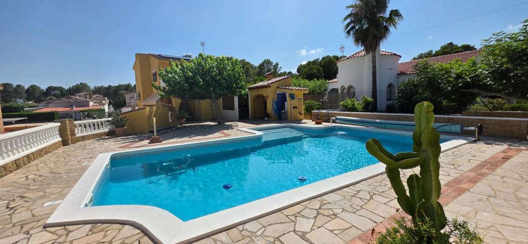 Espacioso chalet unifamiliar con piscina y jardín mediterráneo en tranquila urbanización cerca del mar photo 0