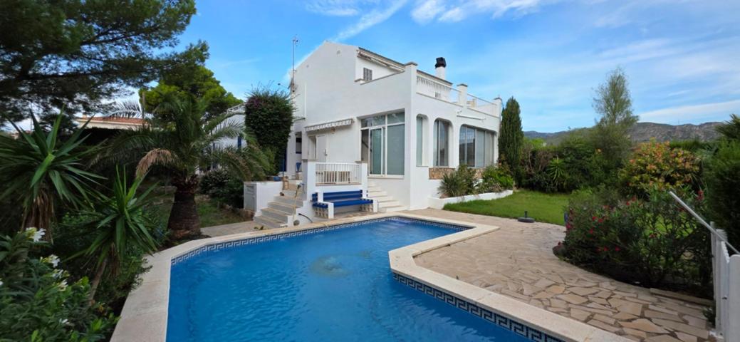 Magnífico chalet unifamiliar con piscina y licencia turística a 350 m del mar en Calafat photo 0