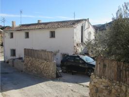 CASA CON PARCELA EN LOS PERALES photo 0