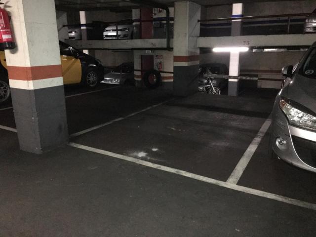 Plaza de parking en venta en Sants photo 0