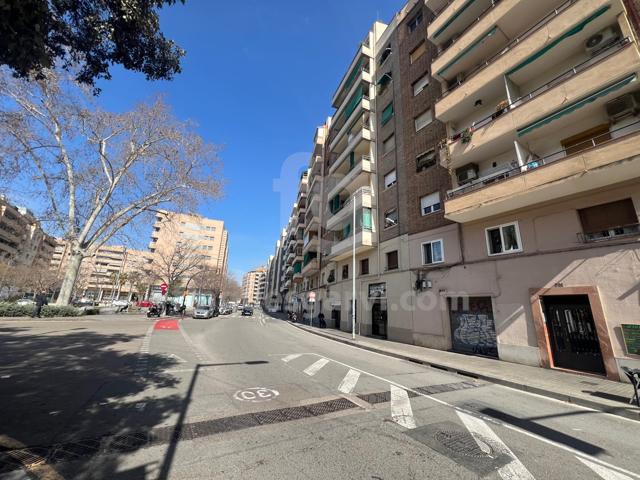 Piso en venta en Sants photo 0