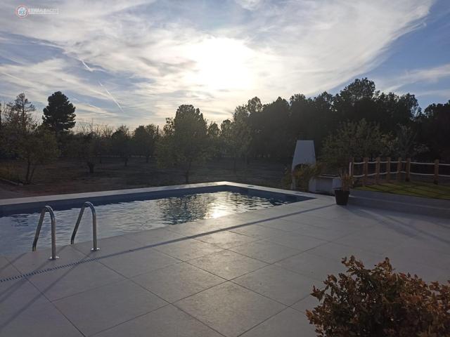 API LUNA INMOBILIARIA VENDE CHALET CON TERRENO EN URBANIZACION photo 0