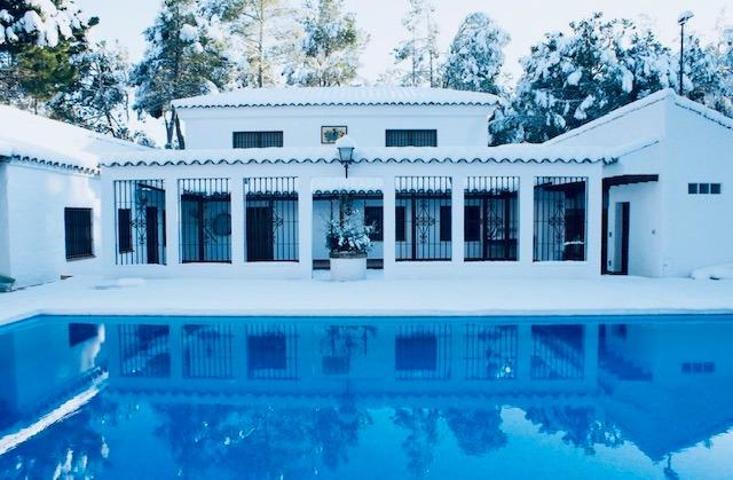 SE VENDE CHALET CON TODO LUJO DE COMODIDADES EN PINARES DEL JUCAR CON PISCINA : API LUNA photo 0
