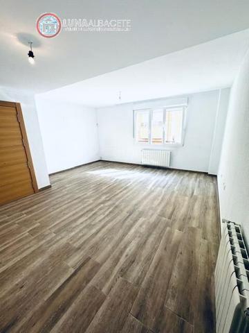 SE VENDE PISO REFORMADO DE 4 HABITACIONES EN EL CENTRO photo 0