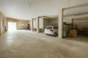 GARAJE CON ALTA CAPACIDAD PARA VEHÍCULOS CON PATIO TRASERO. photo 0