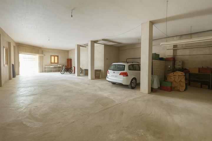 GARAJE CON ALTA CAPACIDAD PARA VEHÍCULOS CON PATIO TRASERO. photo 0