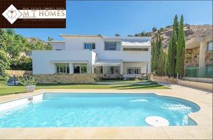 ELEGANTE VILLA CON PARCELA Y PISCINA PRIVADA A UNOS METROS DE LA PLAYA EN MÁLAGA photo 0