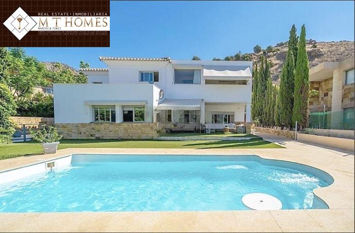 ELEGANTE VILLA CON PARCELA Y PISCINA PRIVADA A UNOS METROS DE LA PLAYA EN MÁLAGA photo 0