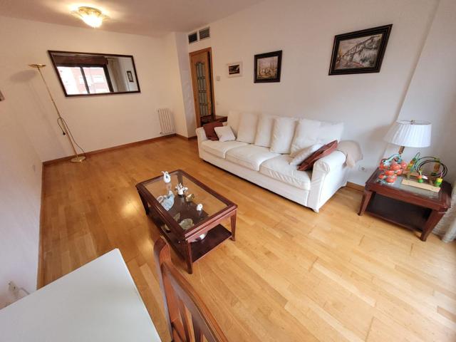 Amplio Piso en la Avenida de Navarra, Ideal para una Vida Cómoda y Conectada photo 0