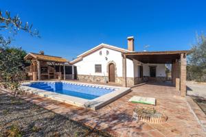 Chalet con porche cubierto, piscina y barbacoa. photo 0