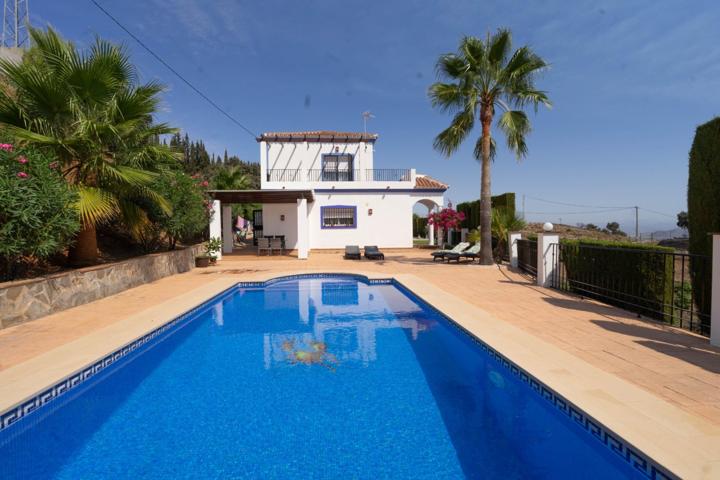 CHALET CON PISCINA Y BARBACOA. ESPECTACULARES VISTAS photo 0