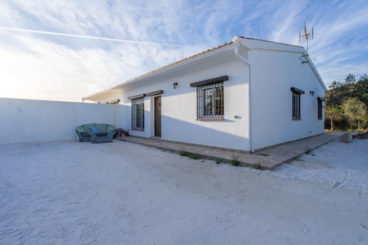 CHALET PAREADO DE NUEVA CONSTRUCCION. ZONA TRANQUILA Y CON BUENAS VISTAS photo 0