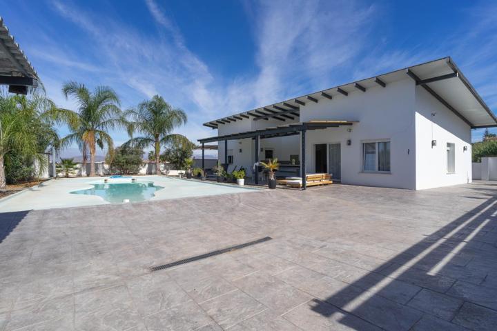 Moderno chalet, con piscina, zona de barbacoa y garaje en Urbanización cerca del pueblo photo 0