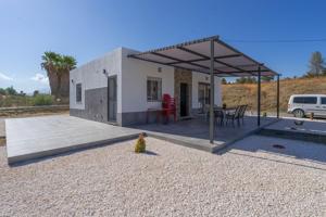 CHALET A ESTRENAR CON PORCHE CUBIERTO photo 0