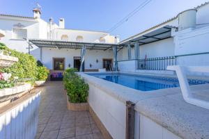 CHALET PAREADO CON PISCINA Y BARBACOA. CERCA DEL PUEBLO photo 0