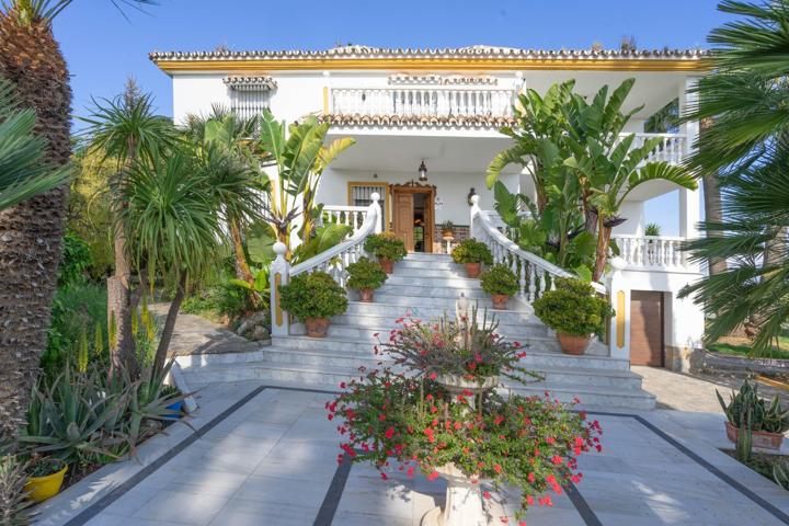 VILLA CON DOS VIVIENDAS, PISCINA, BARBACOA, GARAJE Y ZONA DEPORTIVA photo 0