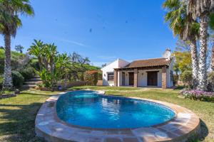 CHALET DE LUJO CON PISCINA Y JARDIN CON CESPED CON MANTENIMIENTO INCLUIDO photo 0