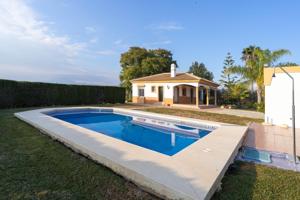 CHALET CON PISCINA, JARDIN, BARBACOA, TRASTERO-LAVADERO, PLAZAS DE APARCAMIENTO CUBIERTAS Y VISTAS. photo 0