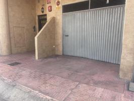 plaza de garaje con acceso de rampa photo 0