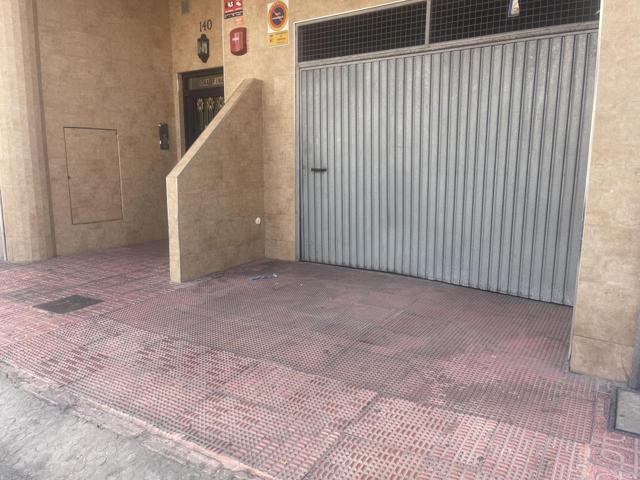 plaza de garaje con acceso de rampa photo 0