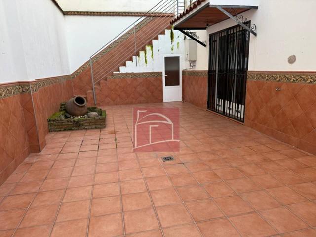 CASA CON PATIO Y GARAJE CERCANA AL CENTRO photo 0