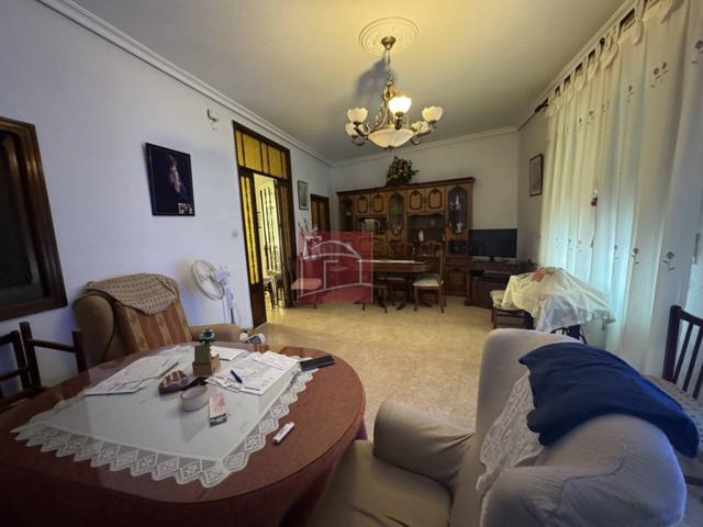 CASA ENTERA CON TEJADO NUEVO CERCANA AL CENTRO photo 0