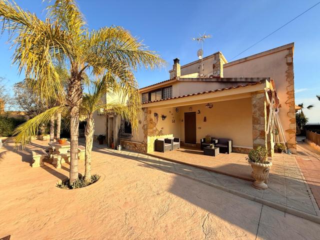 Exclusivo chalet en Peña de Las Águilas con nave independiente, piscina y placas solares photo 0