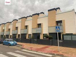 En Burgos. Zona Villimar Sur. Se vende espectacular adosado de 257 mt, distribuidos en 4 plantas, con piscina privada y piscina comunitaria photo 0