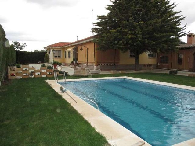 CHALET CON 1.000M2 4 DORMITORIOS Y PISCINA photo 0